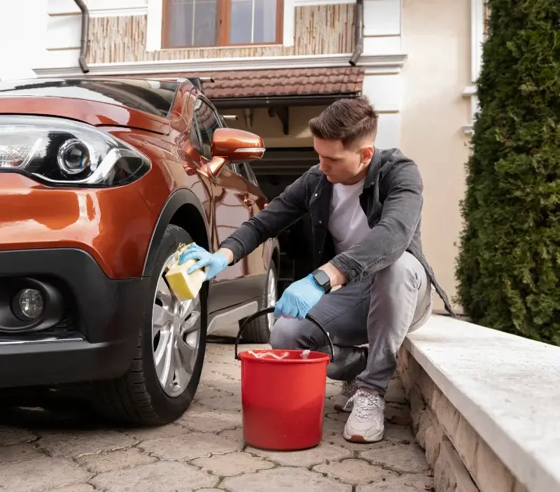 Lavage auto à domicile Flines-lez-Raches : professionnel intervenant sur un véhicule